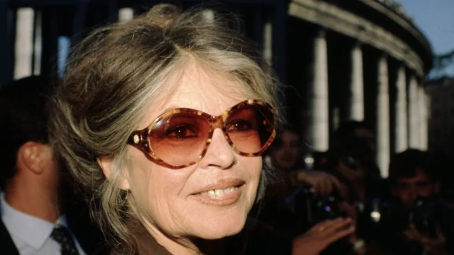 Chapeaux, lunettes, guitares : près de 300 objets de Brigitte Bardot vendus aux enchères à Paris le 21 septembre