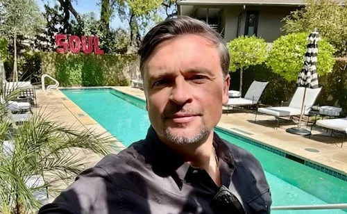 Tom Welling, actor de “Smallville”, se exhibe por accidente; aparece sin ropa en el reflejo de una ventana