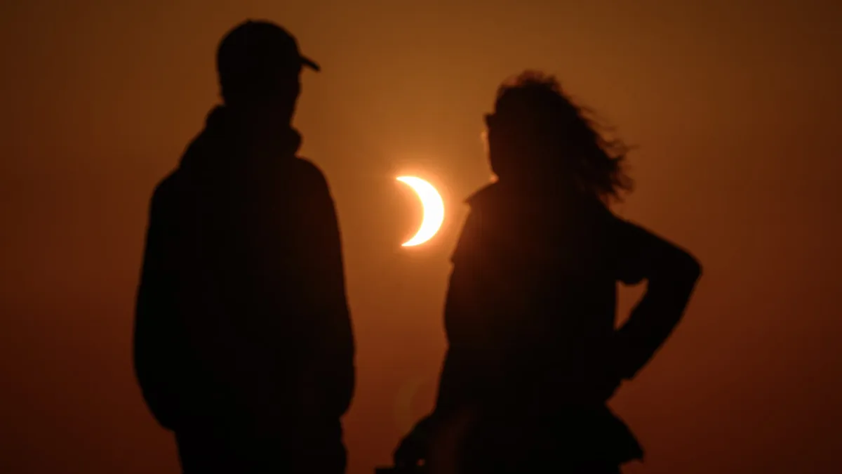 De l'Islande à la France en passant par l'Espagne, les plus belles images de l'éclipse solaire historique