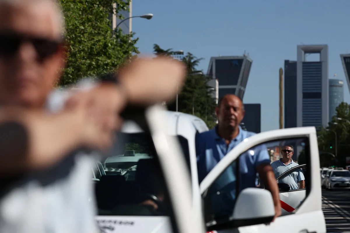 Entra en vigor: a partir del 1 de octubre, la DGT pondrá fin a una excepción histórica y obligará a los taxistas a ponerse el cinturón