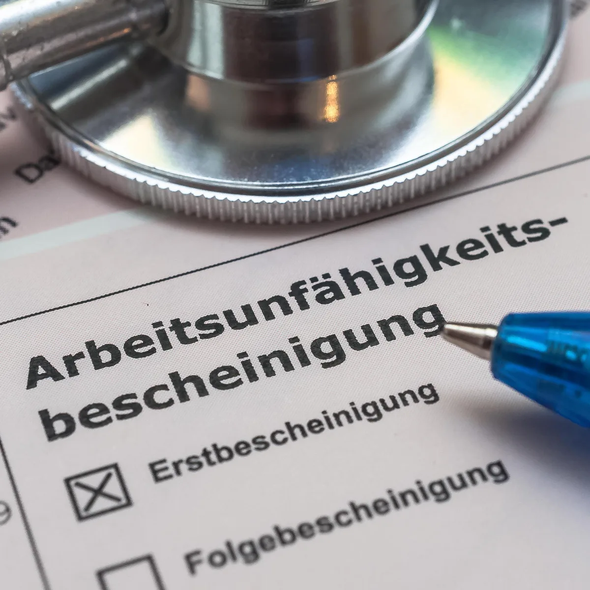 Arbeitsunfähigkeits-Bescheinigungen - Unternehmen zahlen Rekordsumme für Lohnfortzahlung im Krankheitsfall