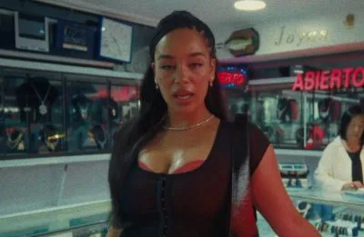 Jorja Smith lança disco “para dançar e curtir a vibe” antes de vir ao Brasil