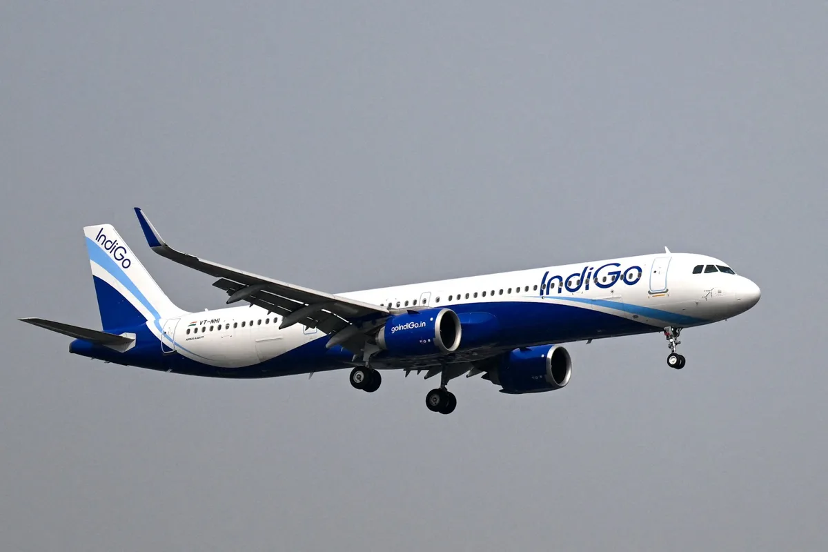 Voo é desviado após carregador portátil pegar fogo em bagageiro de avião