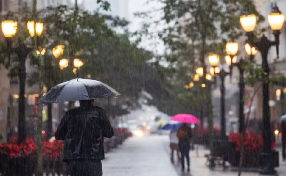 Curitiba continua sob alerta para tempestades intensas antes de onda de frio chegar e derrubar temperaturas pelo Paraná