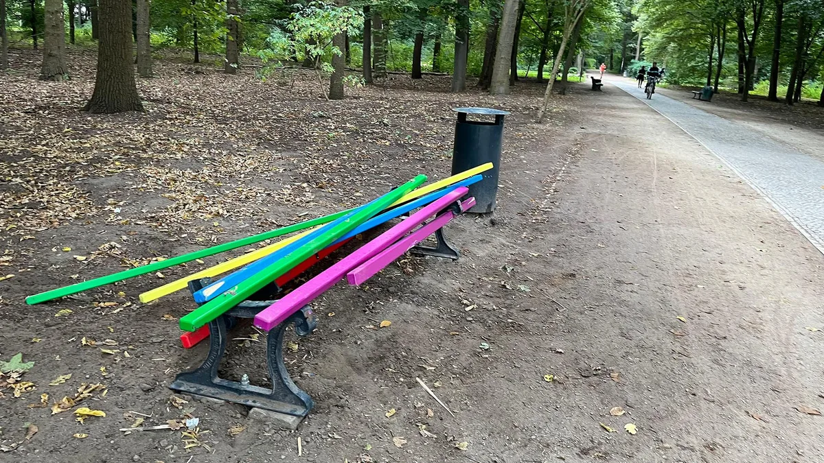 Gedenkort für Opfer von CSD-Anschlag: Regenbogen-Bank im Berliner Tiergarten zerstört