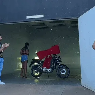 Golpe do falso financiamento leva moto de garagem e termina com dupla presa