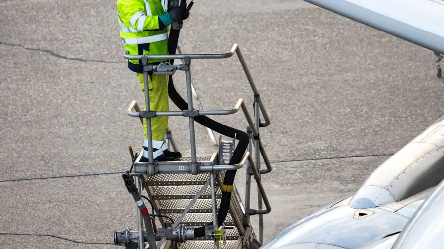 Kerosin: Wie der Golfkrieg die Flugpreise verändert