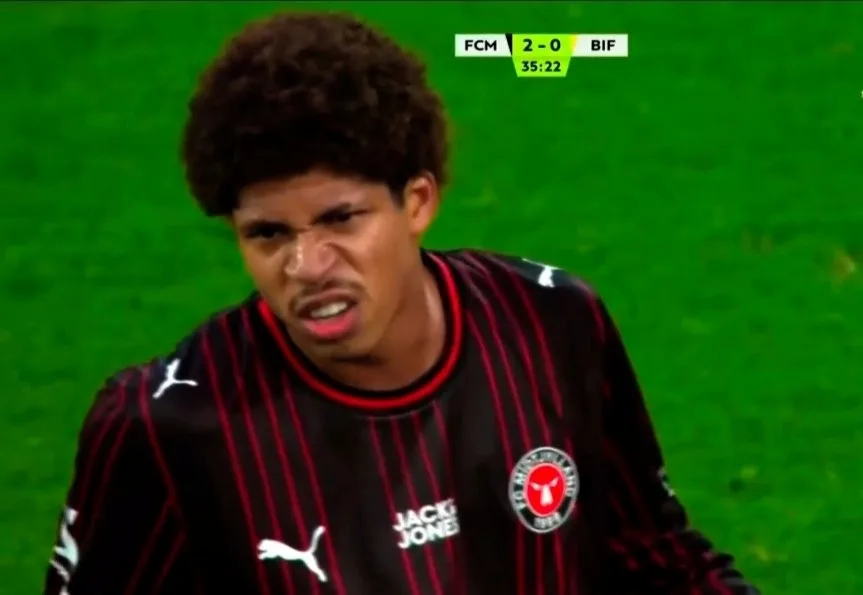 David Martínez sale del campo con molestias físicas en la victoria del Midtjylland