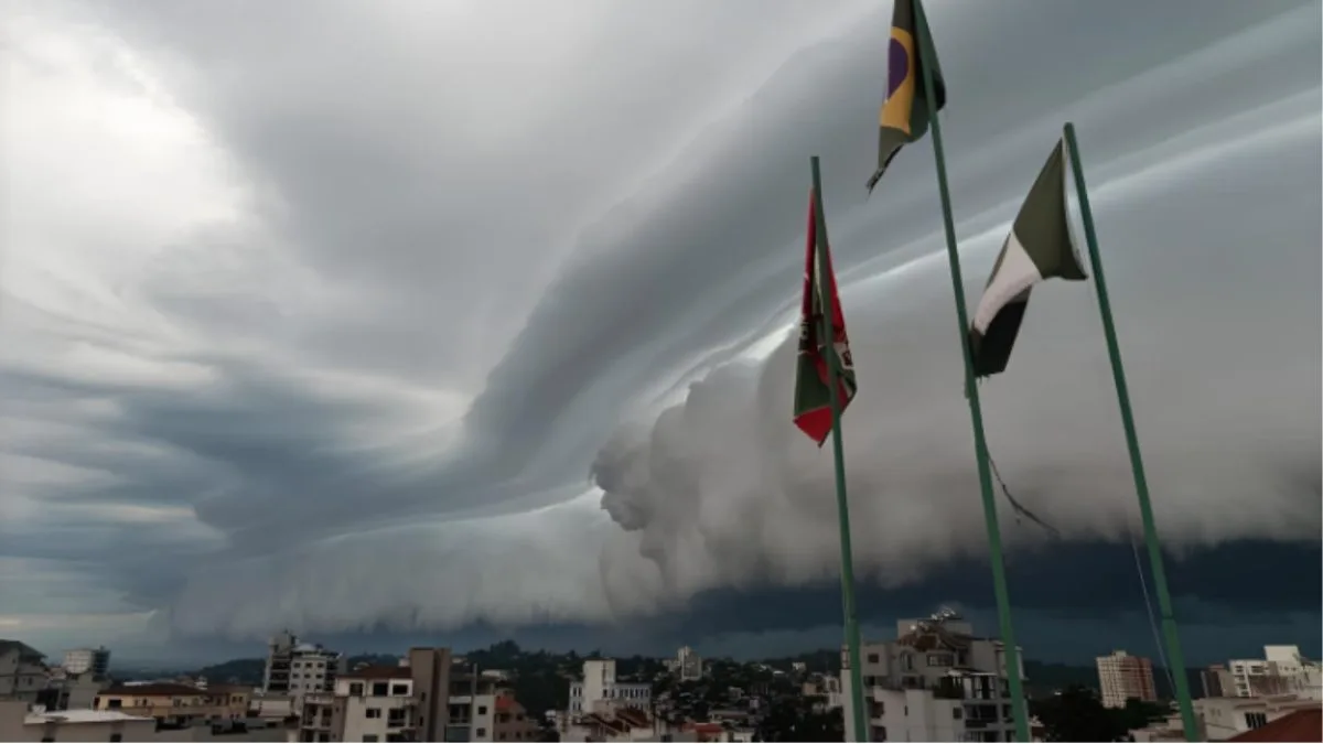 Frente fria avança com ciclone extratropical e massa de ar polar em 9 estados no início da primavera; veja onde haverá temporais e frio de 4°C