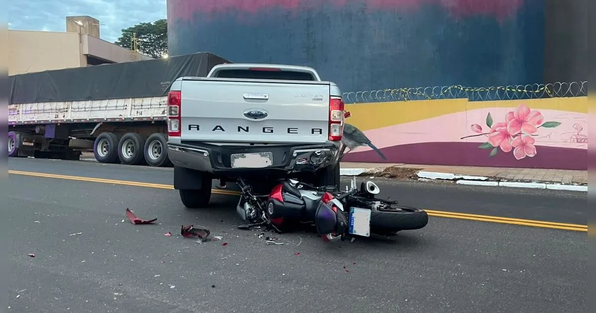 Colisão entre moto e caminhonete deixa duas pessoas feridas em Apucarana