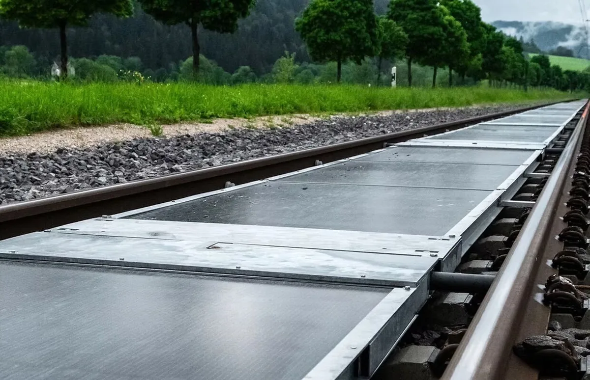 Os comboios suíços até já passam por cima de uma central solar