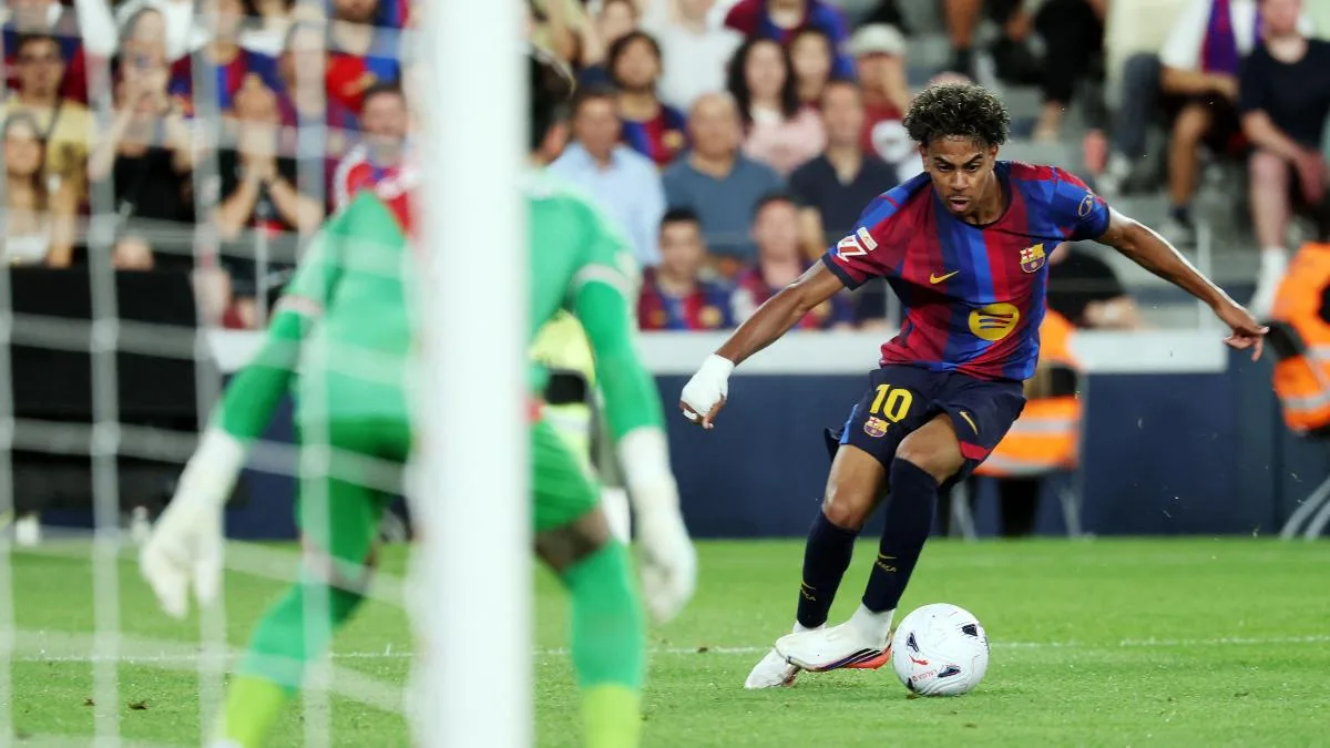 La sonrisa de Lamine Yamal empodera al Barça de Raphinha en la goleada al Rayo Vallecano