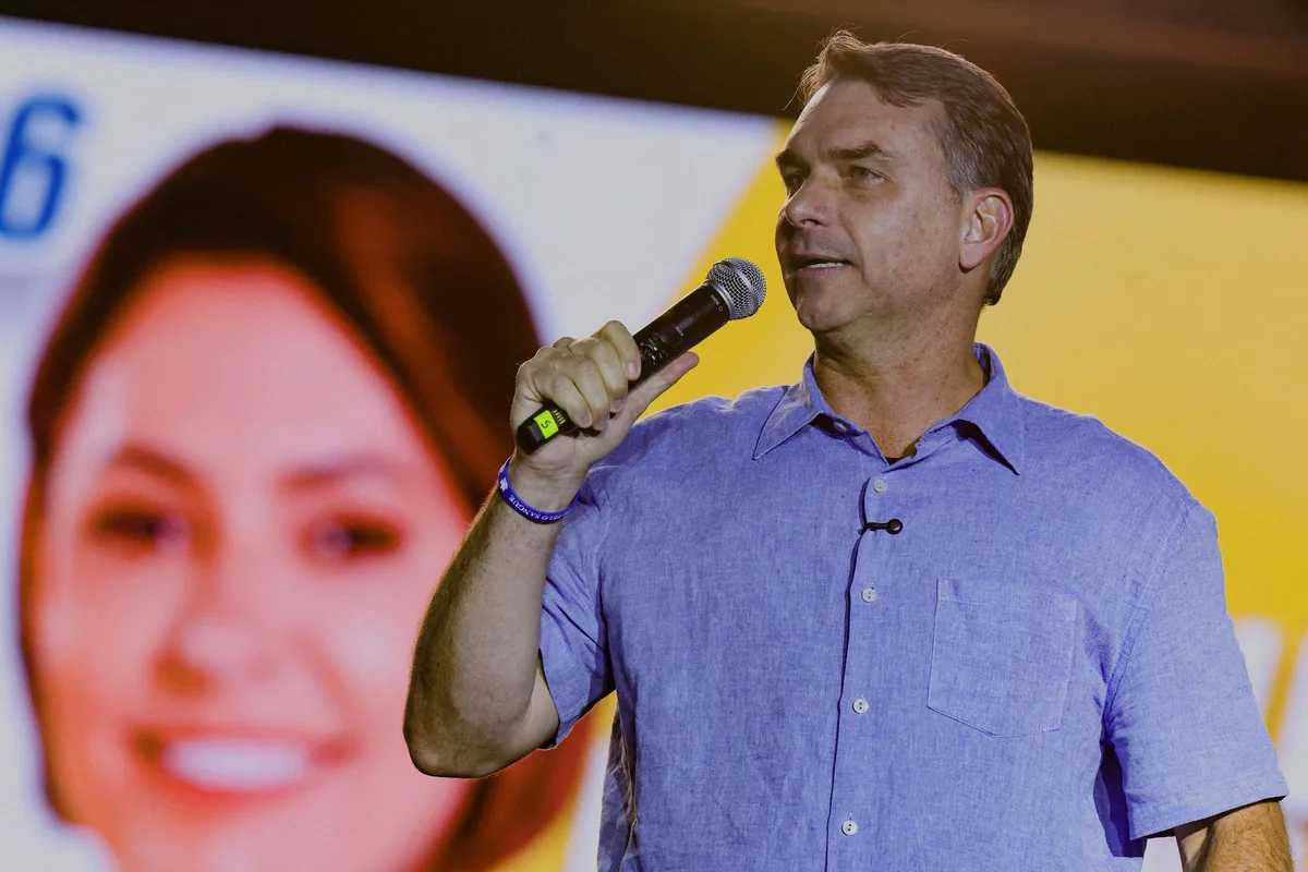 Aliados de Flávio reclamam que Michelle não entrou de vez na campanha