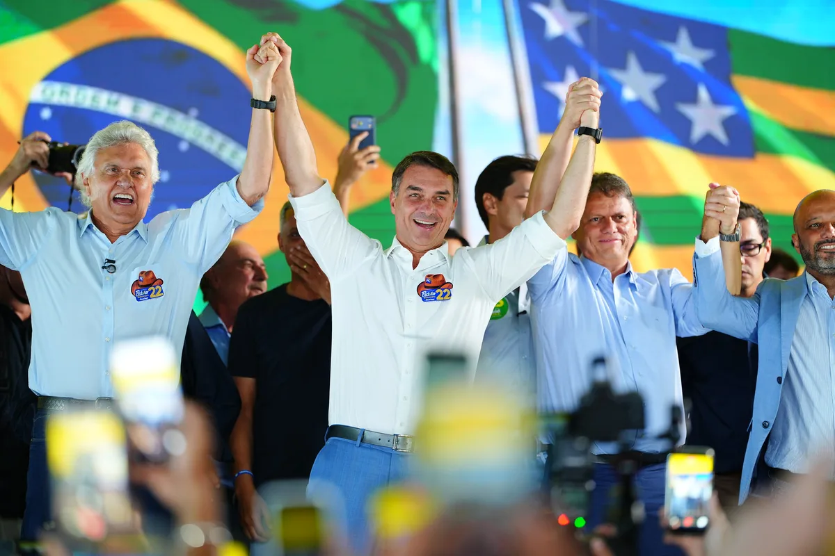 “Daqui a pouco Lula vai fazer propaganda para mim”, diz Flávio
