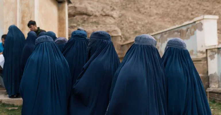 Raparigas estudam em escolas escondidas de talibãs