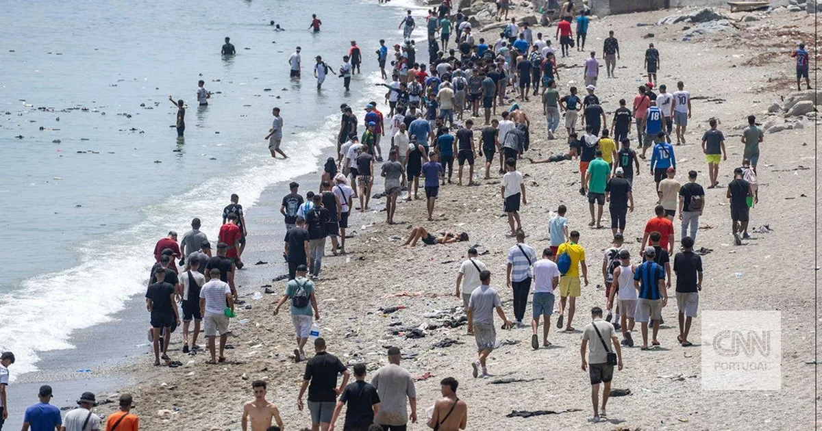 Polícias espanhóis alertam que Ceuta "está a um passo do caos"