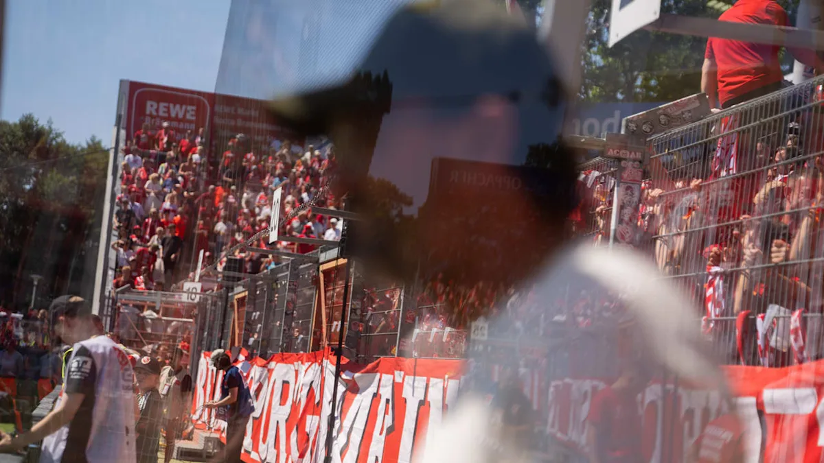 Vor dem Pokal-Kracher - FCA trainiert unter Cottbus-Fangesängen