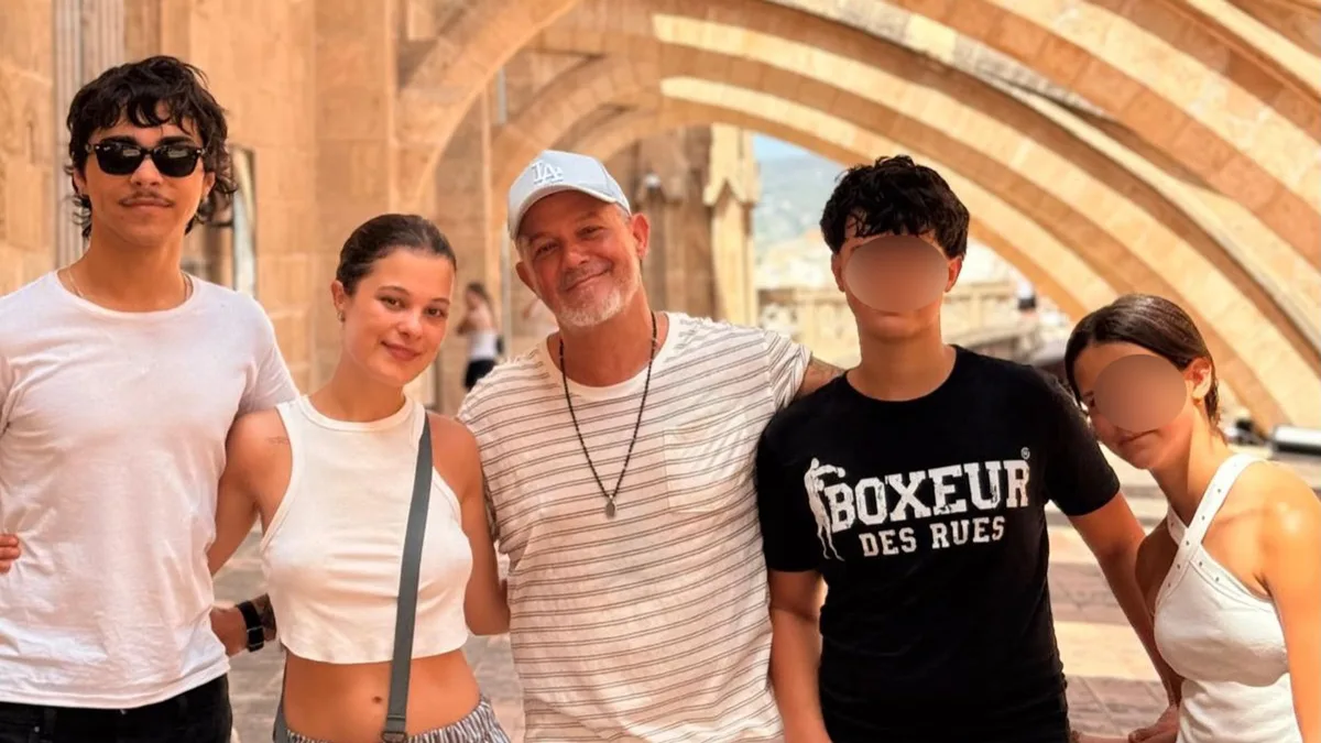 Alejandro Sanz abre el álbum de su verano más especial junto a sus cuatro hijos y Stephanie Cayo