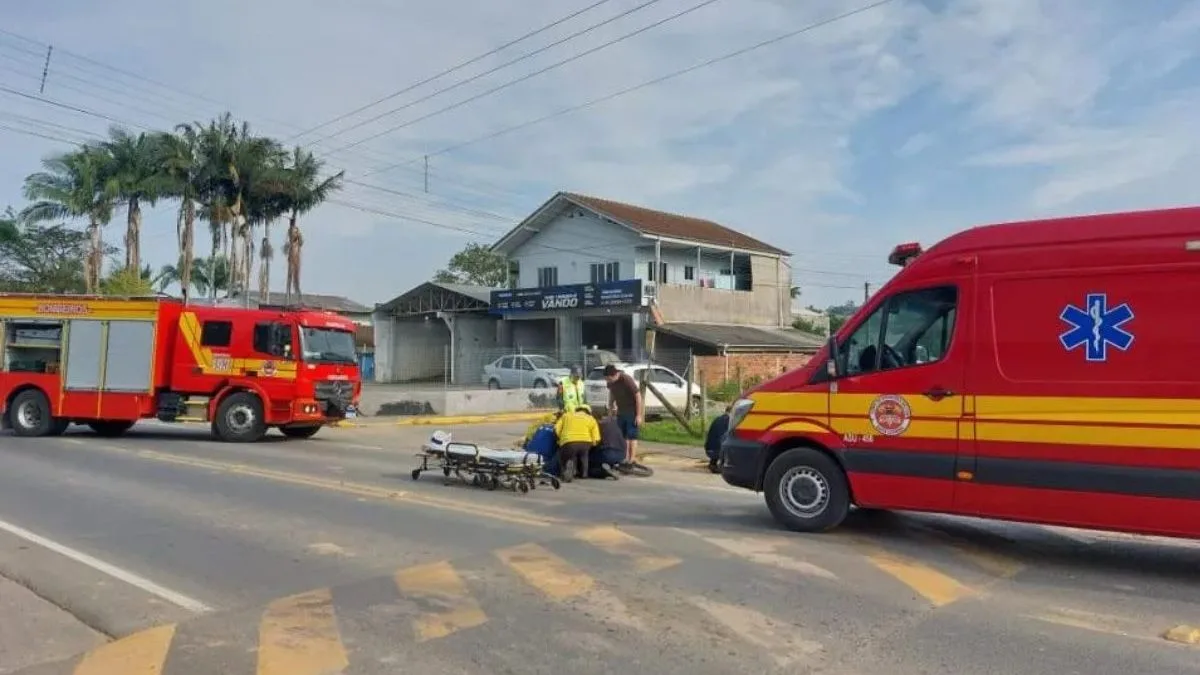 Criança fica com peça de bicicleta cravada na perna após acidente e bombeiros precisam cortar guidão com serra em SC