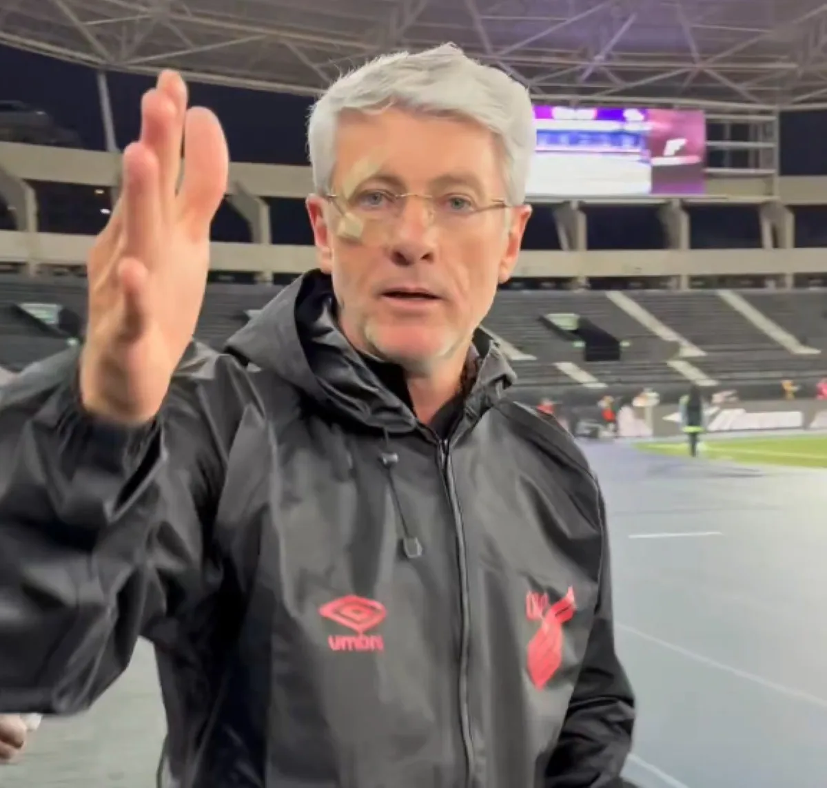 Odair elogia jogo do Athletico, e brinca sobre olho machucado: "Se Leozinho não jogar mais, já sabem"