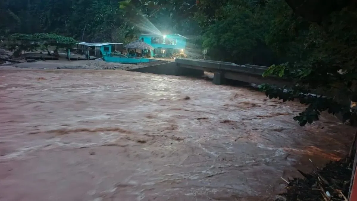 Un puente destruido por la creciente dejó aisladas a 160 familias en Valdivia, Antioquia