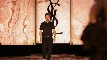 Anthony Vaccarello quitte Saint Laurent après une décennie de création, un séisme dans le monde de la mode