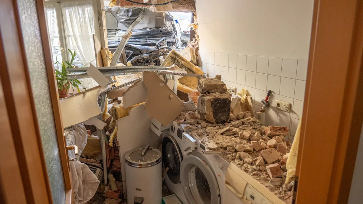 Zwei Verletzte - Raserfahrt endet im Waschkeller
