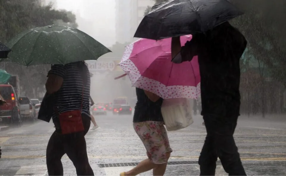 Chuva acima da média continua em 11 estados nos próximos dias e massa de ar frio despenca as temperaturas no Sul do Brasil