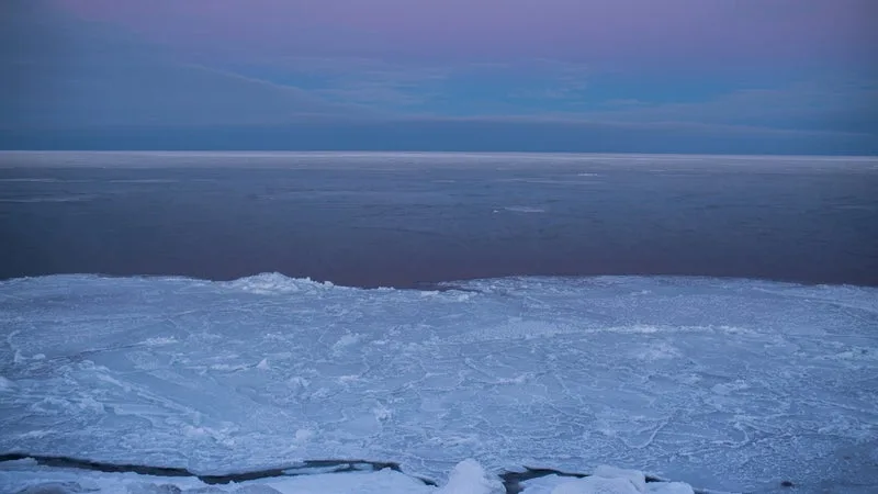 "Rien de moins qu'un miracle": un adolescent retrouvé vivant sur la coque d'un bateau de pêche plusieurs jours après son naufrage au large de l'Alaska
