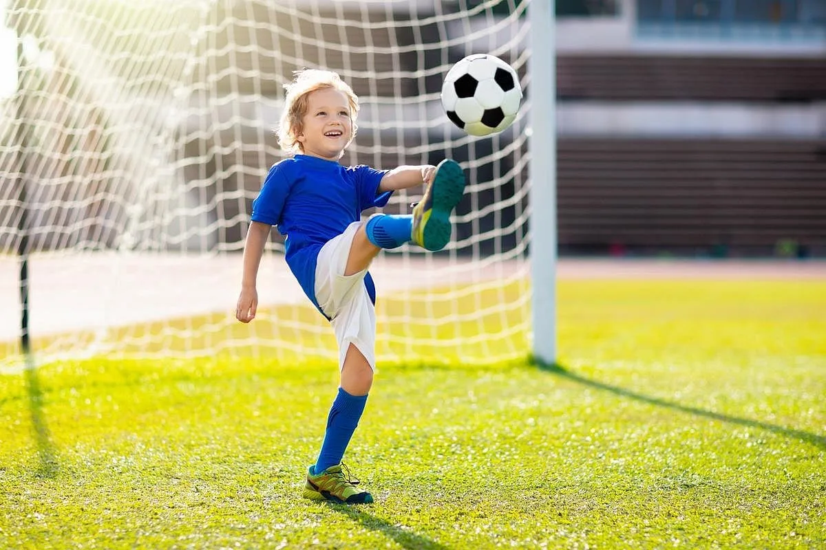 La mayoría de los padres deportistas dicen que hay más beneficios que daños en los deportes juveniles, según una encuesta