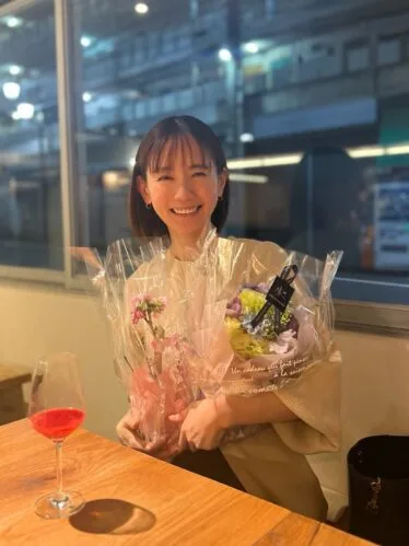 Yuri Nakamura, atriz de “Românticos Anônimos”, morre aos 44 anos (Foto: Divulgação/ Netflix)