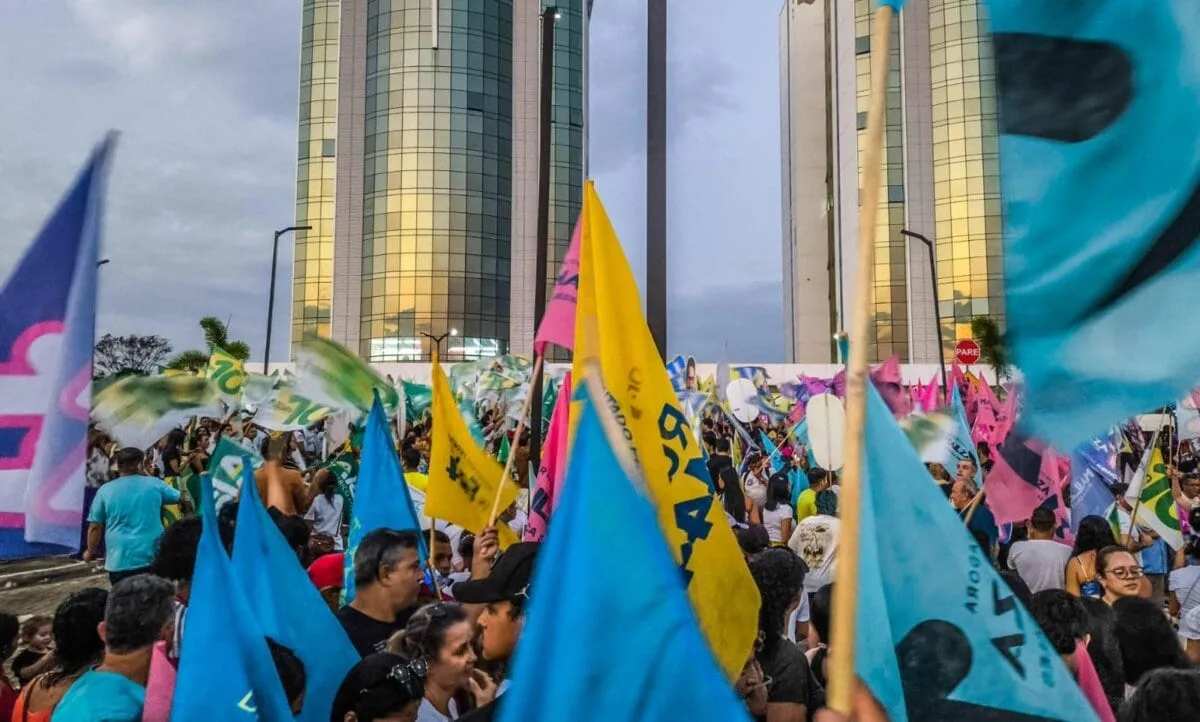 O que carro adesivado e bandeiras nas esquinas têm a ver com o nosso futuro?