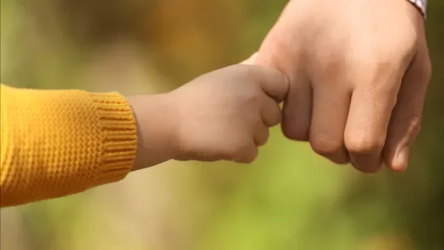 Mãe que deixou dois filhos sozinhos em Braga diz que estava a trabalhar