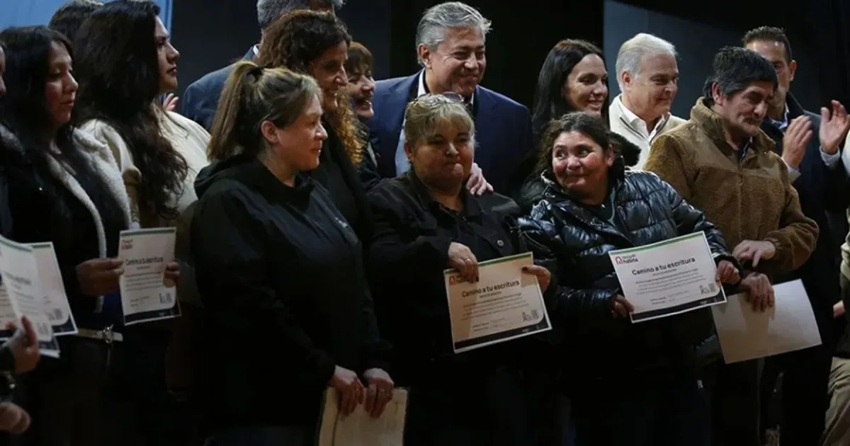 Plaza Huincul: familias recibieron escrituras y certificados de mensuras