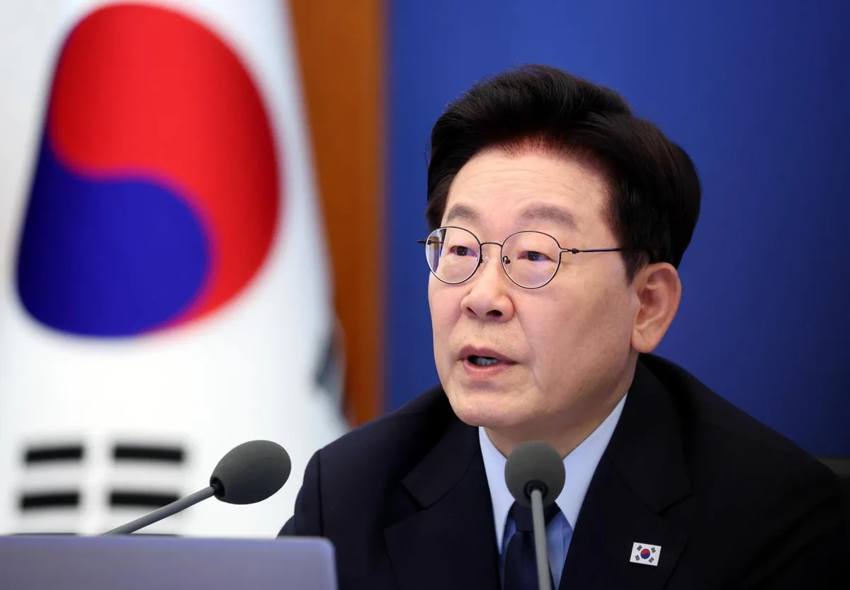 李, 모교 중앙대 110주년 기념식 참석…과잠 입고 촬영도