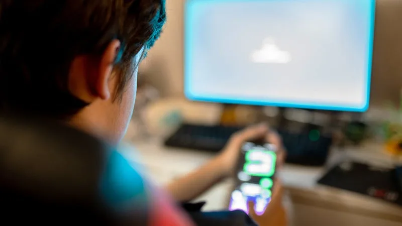 "Revenir à des activités simples et partagées": comment éviter le tout-écran avec ses enfants lors des vacances scolaires?