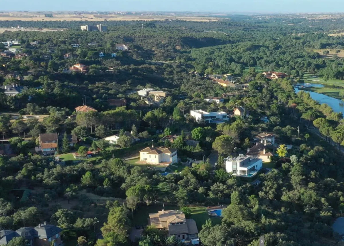 La urbanización más grande de Madrid teme al fuego: faltan 600 hidrantes para los bomberos y hay 120 km de setos de arizónicas que provocarían incendios “inabordables”