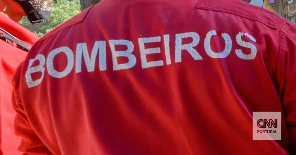 Dezenas de operacionais combatem incêndio em sucata em Abrantes