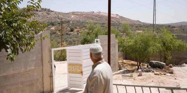 En Cisjordanie, l’armée israélienne humiliée par une poignée de colons qui font le siège de maisons palestiniennes