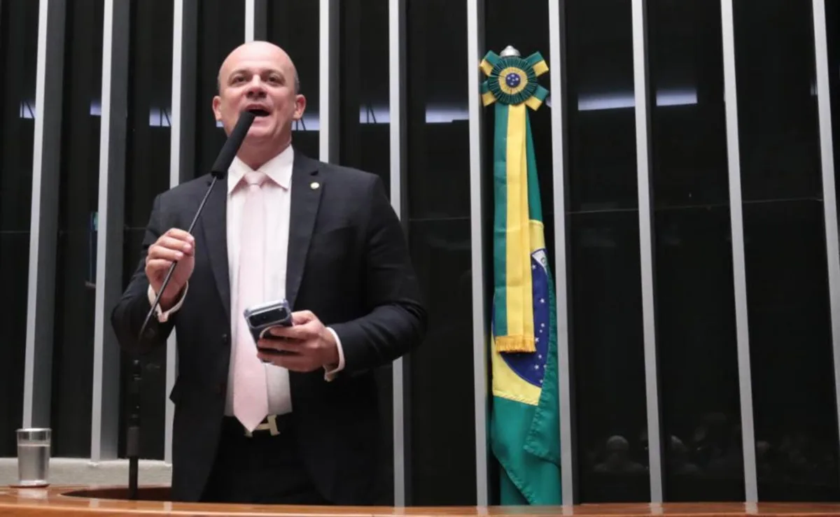 Líder da oposição cobra da PGR oitiva de Lulinha