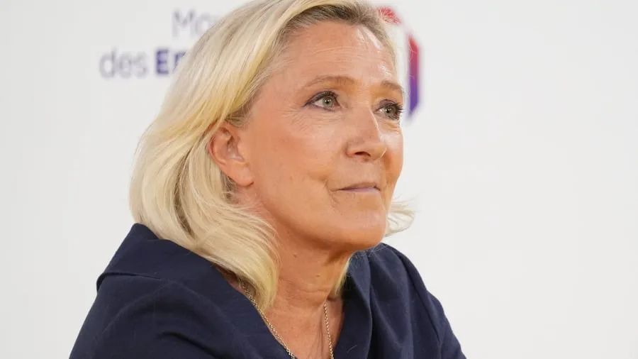 Konflikte: Frankreichs Le Pen geht auf Abstand zu Russland