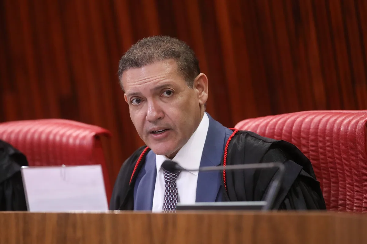 Nunes Marques restabelece filiação de Flávio ao PL e determina exclusão do vínculo com o Missão