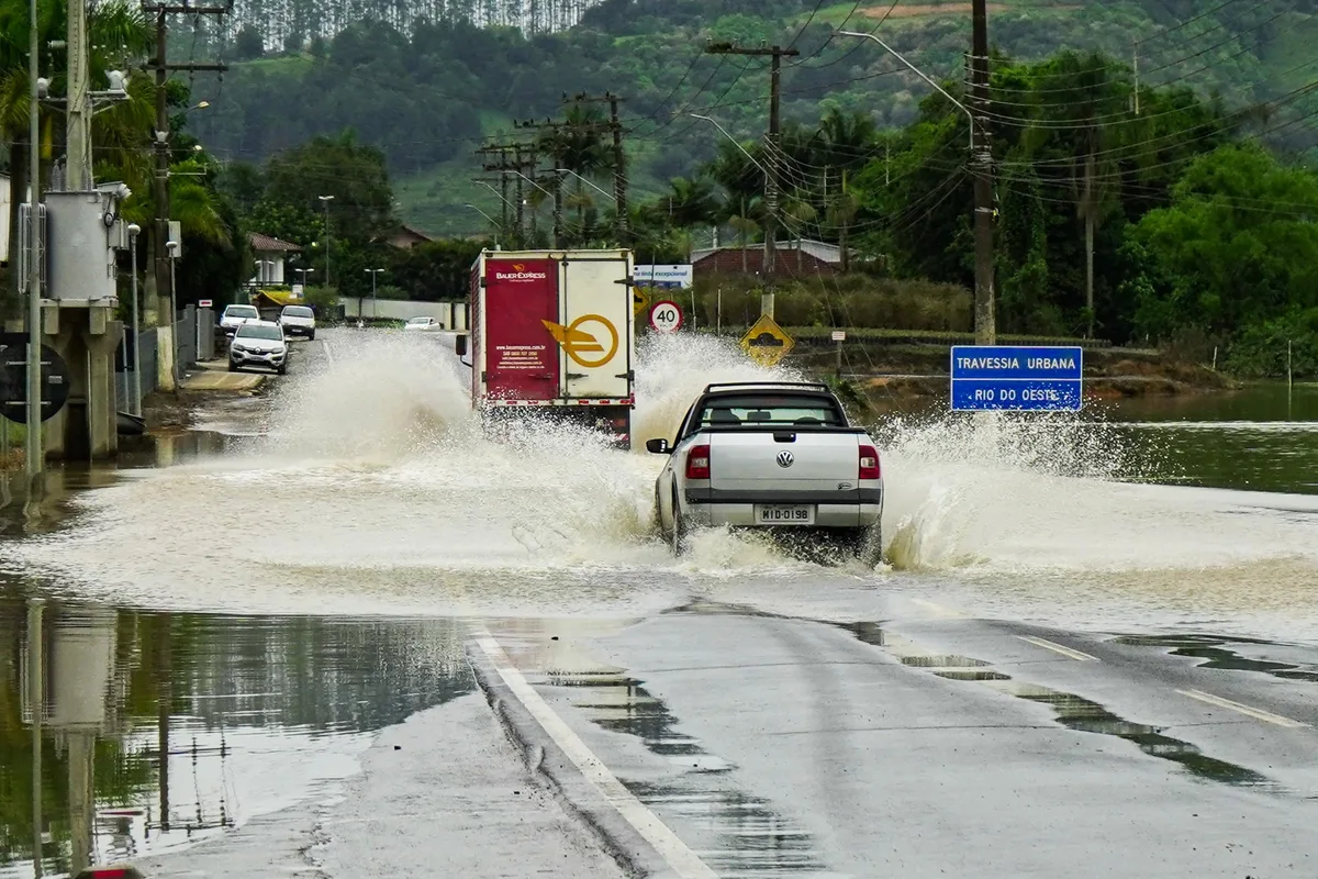 SC tem risco de tempo severo, com temporais e chuva intensa no fim de semana; veja previsão