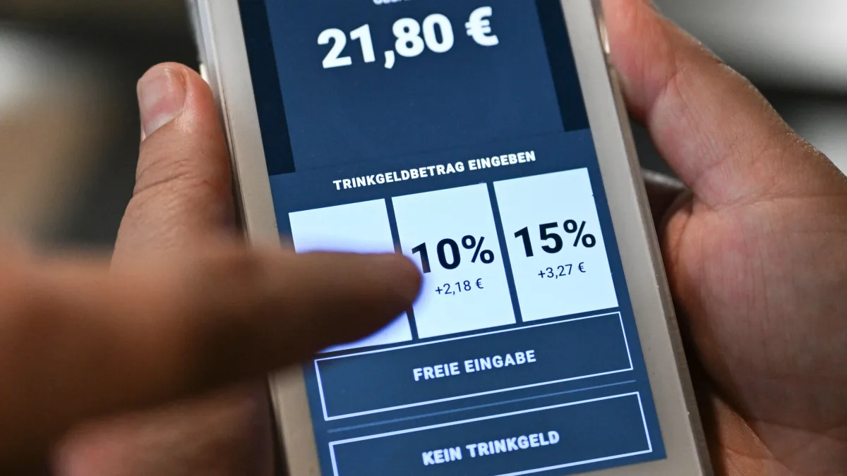 Zu viel Druck?: Verbraucherschützer monieren Tricks beim Trinkgeld per Karte