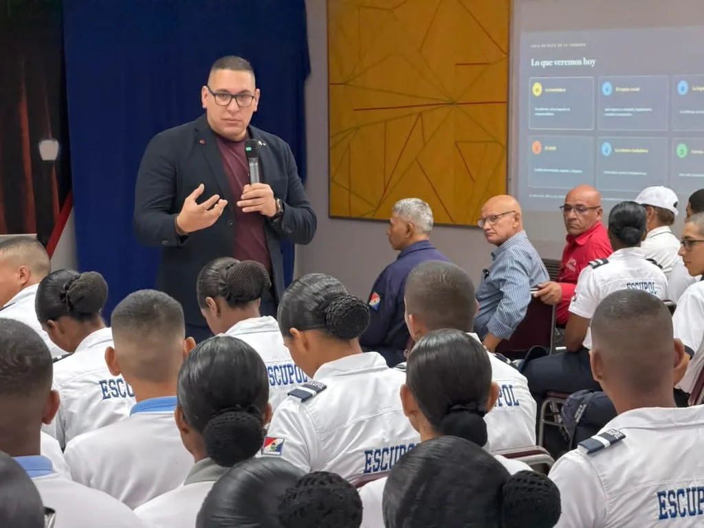 Estudiantes de la UNES en Yaracuy reciben clase magistral sobre "El policía que Venezuela necesita"