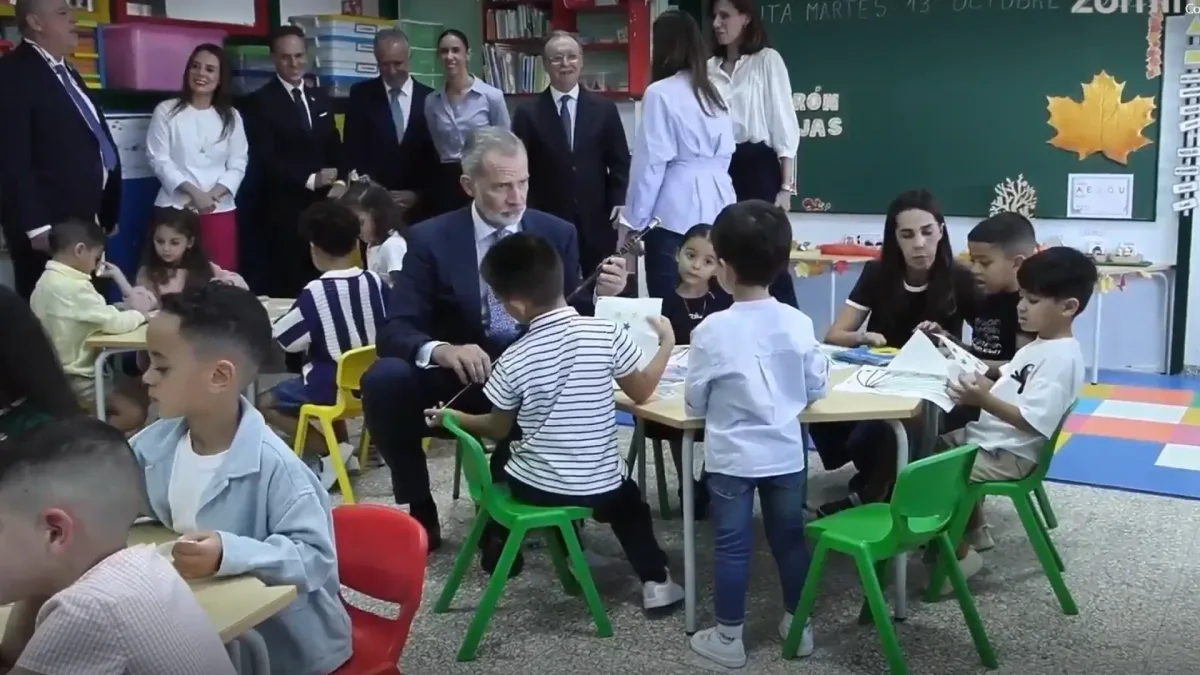 El tierno momento de Felipe VI con dos niños durante su visita a un colegio de Ceuta: "¿Has visto lo que te ha dicho?"