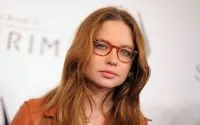 Após viralizar, ex-atriz Cecília Dassi ganha 100 mil seguidores