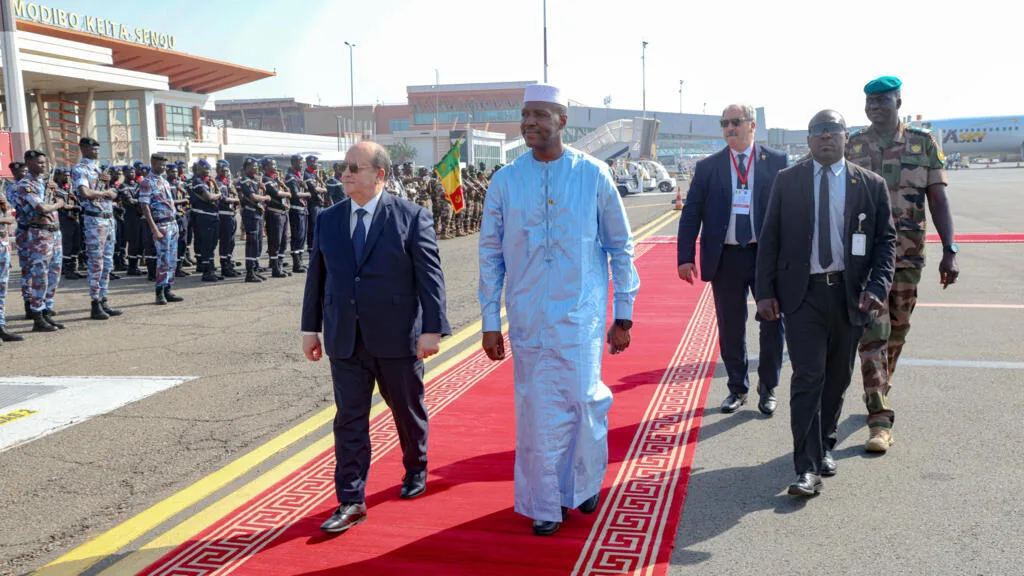 Mali: à Bamako, le Premier ministre algérien plaide pour un renforcement des relations entre les deux pays