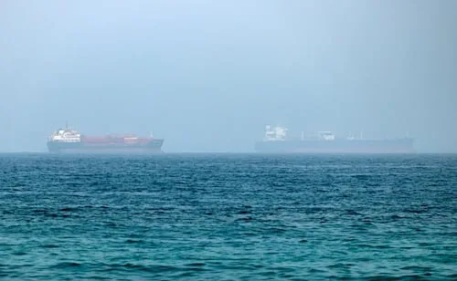 Se incendia superpetrolero tras chocar con mina marina en Ormuz; "es el destino de cualquier petrolero infractor", afirma Irán