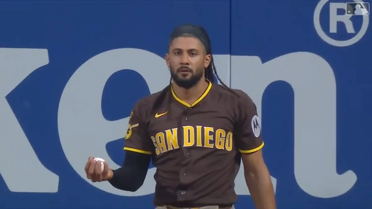 Tatis Jr. stars with the bat and glove, Brewers make history vs. Mariners